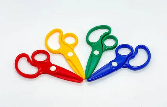 Family FECS: Montessori Activity: Cutting Playdough with Scissors/Skæring  med Saks/使用剪刀 [shǐ yòng jiǎn dāo]